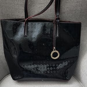 Invece Italy Sleek Black Leather Tote with Structured Design